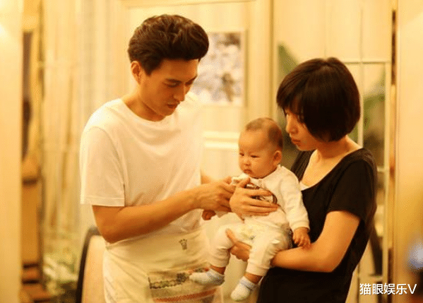 |44岁靳东参观代言汽车厂，走在众人前面好显眼，穿中山装秀好身材