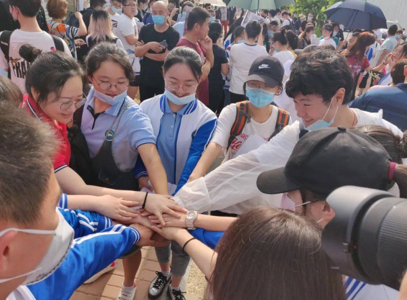 中学|高考首日家长穿衣经验，旗袍寓意旗开得胜，被称为最硬核应援