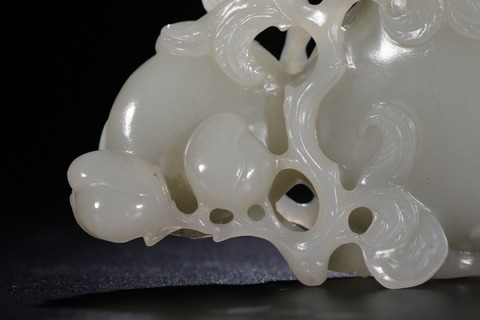 |清代，和田玉猴子献寿摆件