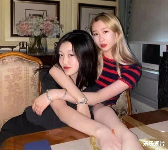 李嫣|李嫣闺蜜举行聚会：奢华包包和名牌鞋摆一地，房间凌乱很个性