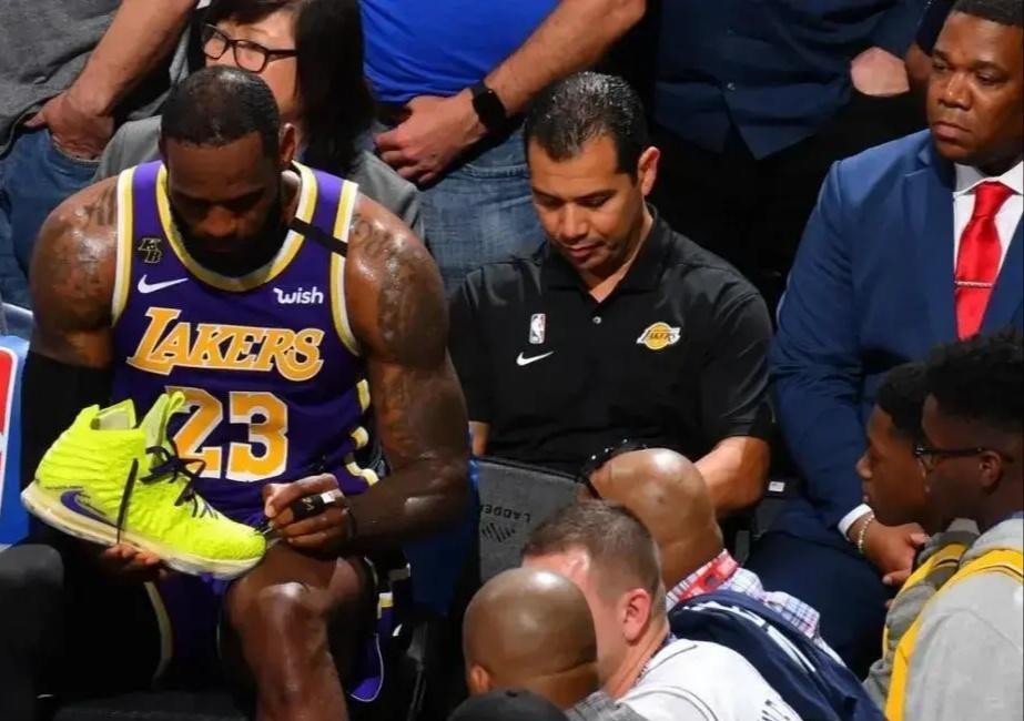|在激烈的NBA中，球员一双篮球鞋通常会穿多久呢？你知道么