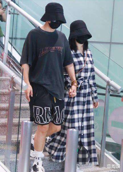 张杰|张杰神秘现身机场，两名保镖开路排场大，网友：像特务一样！