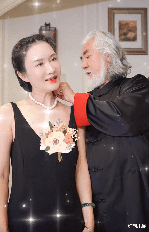 张纪中|张纪中小31岁娇妻穿低领裙露面，身材好到被全程打码，跟老公索要礼物