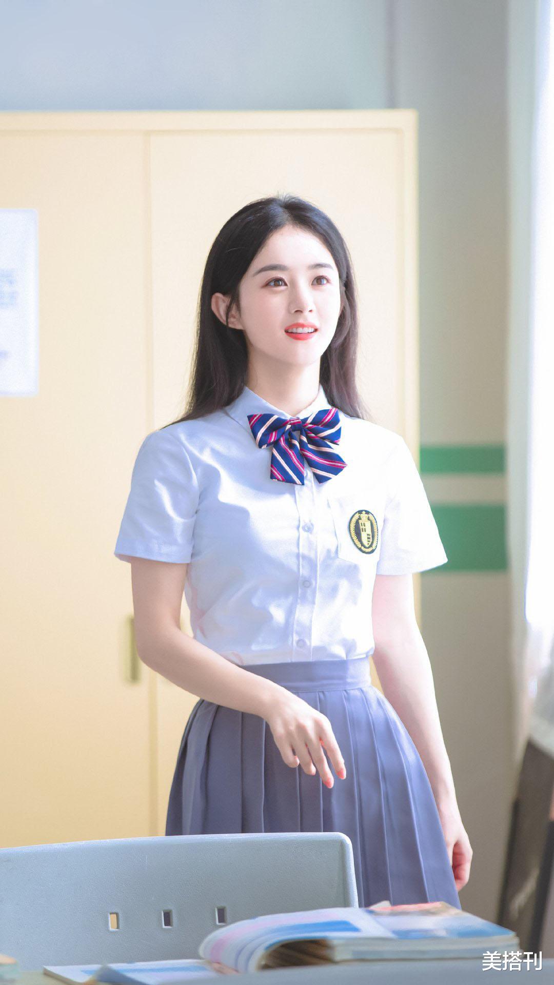 赵丽颖|赵丽颖刻意营销少女感？33岁穿学院风青春活力，网友：脸有先天优势