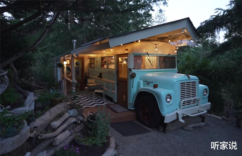 她买下1969年报废校车,将车壳变成13㎡乡下蜗居,网友:是真的服