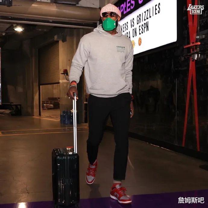 湖人队|湖人上演20分逆转！詹姆斯一记暴力劈扣，现场重复播放了10次