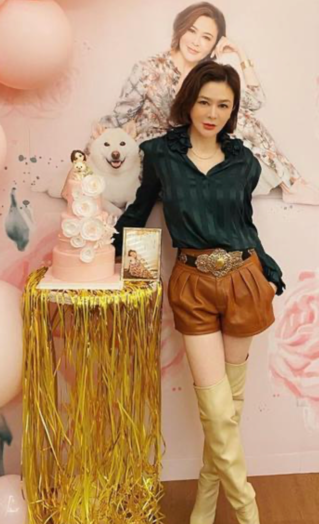 关之琳|59岁关之琳私下与友聚会！打扮帅气皱纹明显，戴两圈粗大珍珠项链