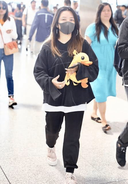 何洁|何洁真不当自己是明星，素颜穿运动装走机场，站老公身旁显乖巧