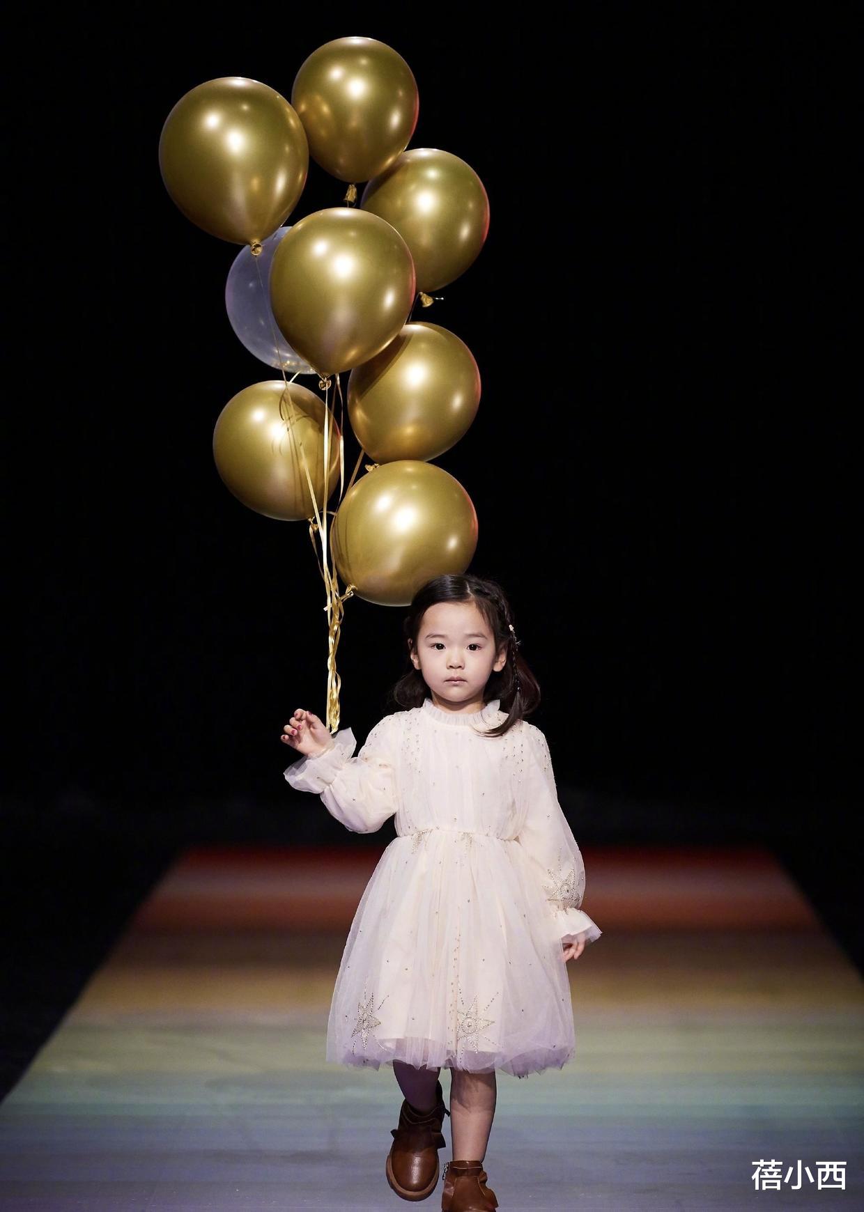 蓓小西|董璇的女儿小酒窝基因真好，穿针织衫+半身裙，气质远超同龄人