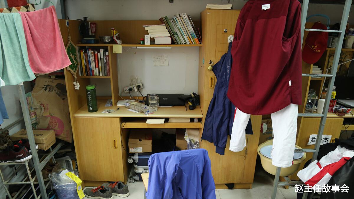 赵主任故事会|“嚣张查寝”视频完整版!网友:没感觉多嚣张,学姐挺暖心的