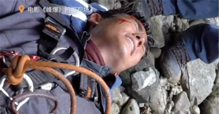 朱一龙|朱一龙拍戏挫伤膝盖，网友心疼，他觉得不足为外人道还有点尴尬！