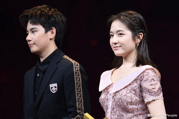 鞠婧祎|被“矮”耽误的女星们，有人坐着因腿短挨不着地，有人踩纸箱拍戏