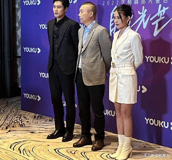 迪丽热巴|女星生图较量：杨紫黑长直显浮肿，热巴红色蕾丝裙，热依扎白西装