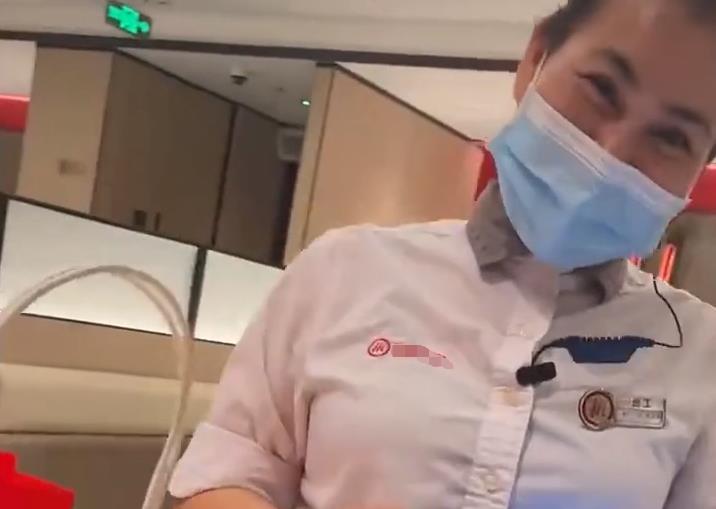 上海一男子结账时称自己已结婚,服务员恍然大悟,网友:过来人!