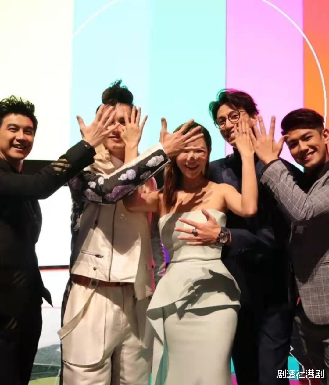 TVB|不满!TVB人气美女主持合照时胸前出现男人手,疑似被对方占便宜