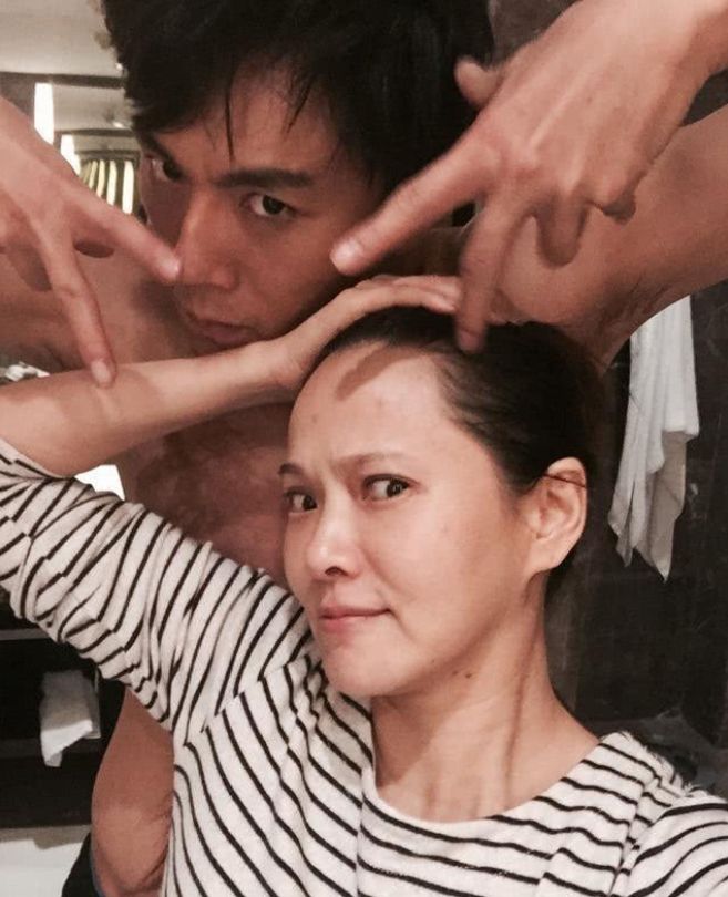 伊能静|伊能静离开滤镜仍惊艳，穿白裙配上粉色蝴蝶结，看不出真实年龄