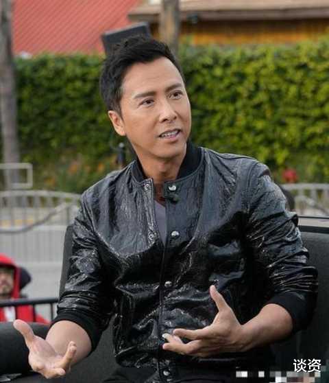 甄子丹|甄子丹出席活动，老婆穿透视长裙美艳十足，称不敢评论王力宏事件