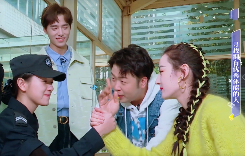 迪丽热巴|都关注和热巴掰手腕的女保镖，谁注意角落的男保镖？这才是初恋男神