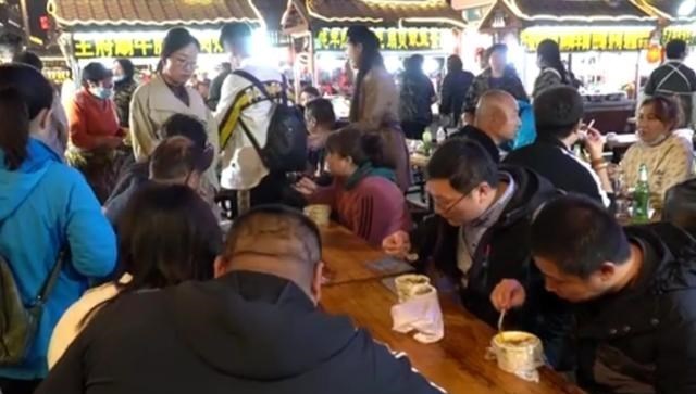 城市的时代 河南大妈把烂大街的小吃翻新，一晚爆卖上千碗，称霸夜市无人敌