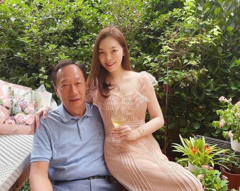 曾馨莹|曾馨莹：34岁嫁百亿富豪，结婚13年生下3个孩子，被老公宠上天