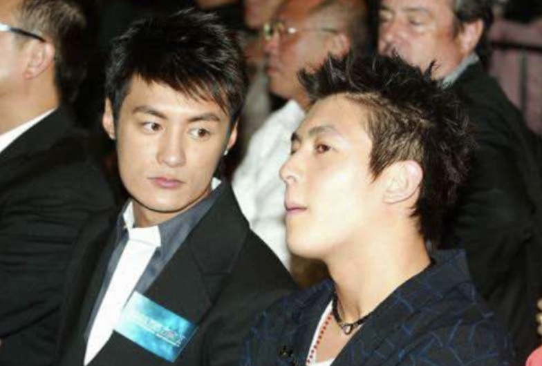 余文乐|40岁余文乐晒照庆生，获娇妻献吻满脸得意，但抬头纹抢镜略显沧桑