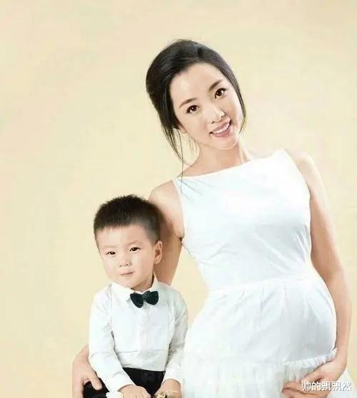 李思思|央视著名美女主持人李思思：3年连生两个儿子，风光背后有艰辛