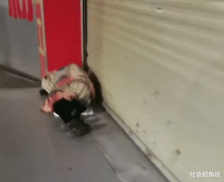 社会视角说 除夕夜！深圳龙华汽车总站附近，多人露宿街头睡地上