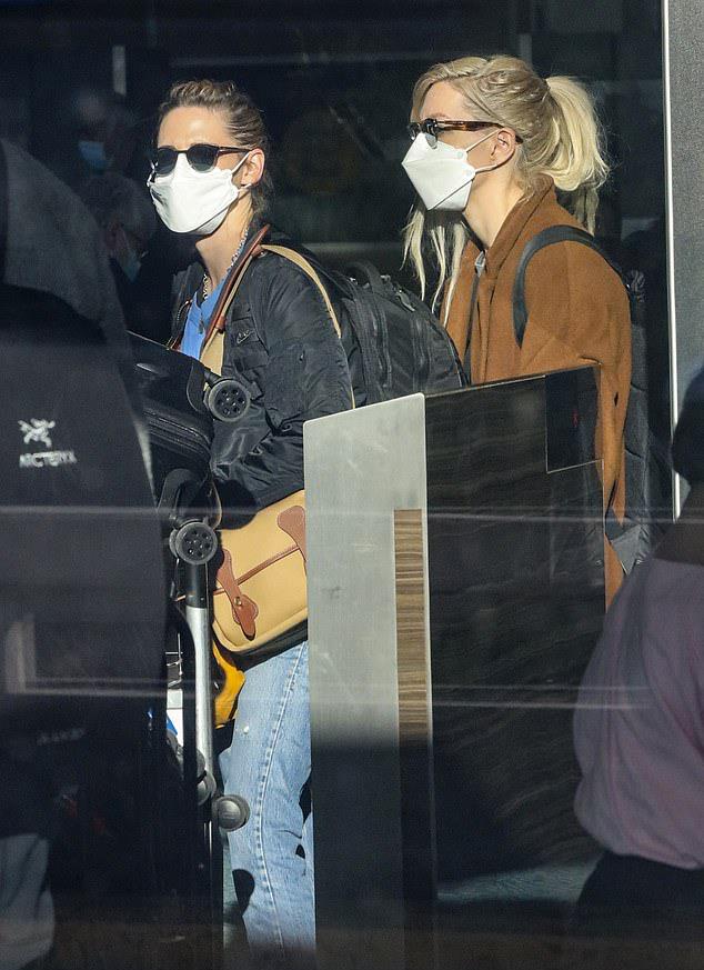 赵丽颖|小K与未婚妻现身机场 装扮休闲长发颜色都是情侣款