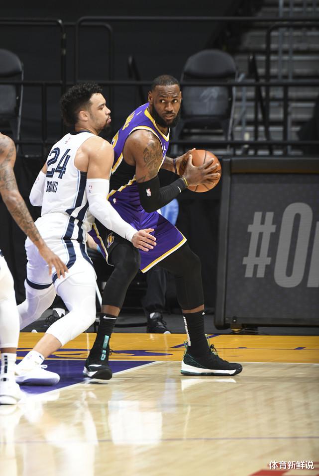 勒布朗·詹姆斯|对灰熊带队20分大逆转，为何詹姆斯依旧被“喷”？詹皇一行为“逼死强迫症”