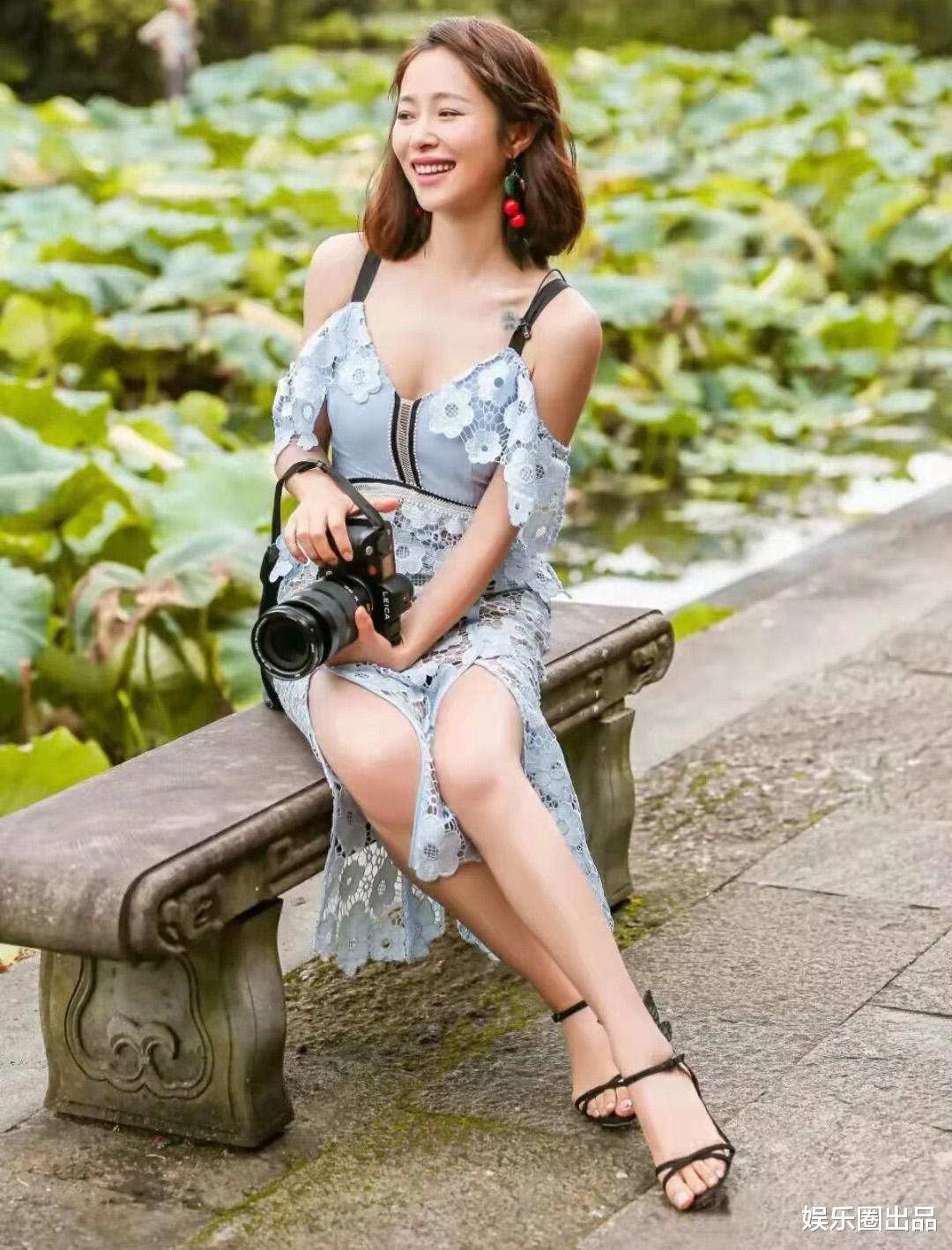 江一燕|江一燕录节目旧照曝光,穿镂空装秀曲线,坐在荷塘边宛如画中美人