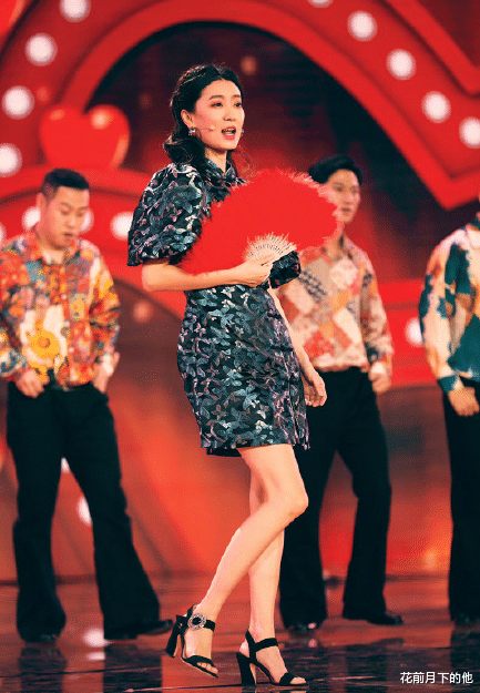 殷桃|张小斐穿三千旗袍上春晚，舞姿不慎露出打底裤，一双长腿又细又白