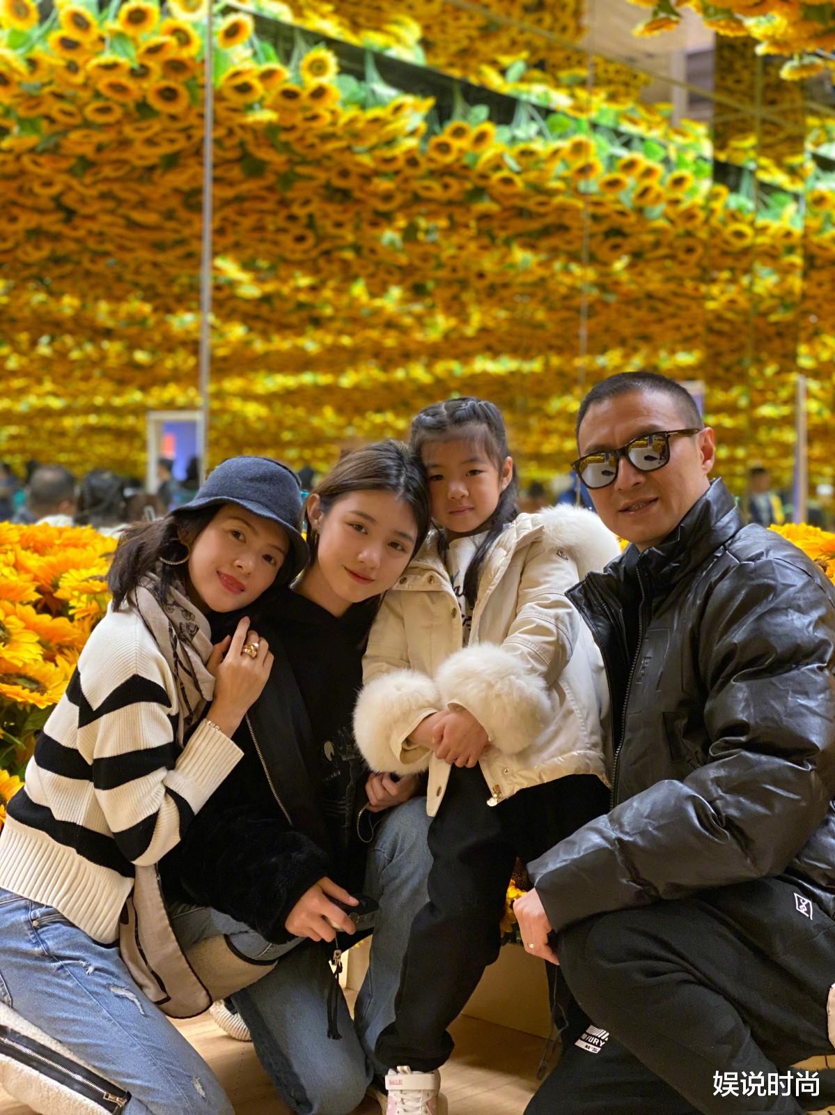 娱说时尚 章子怡晒全家出游照，五人的穿搭各有特点，不愧为国际章眼光真好