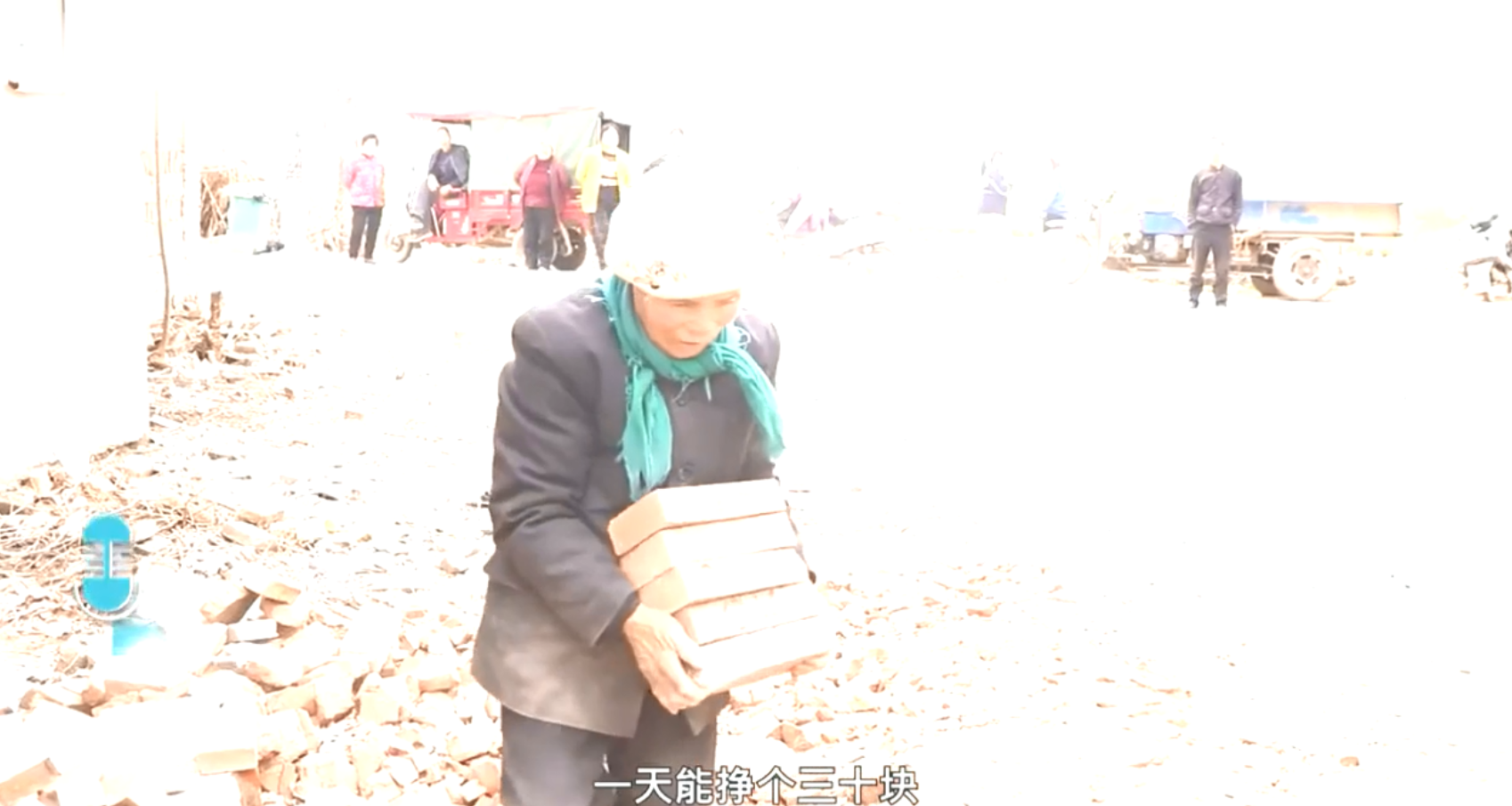 培大大看众生 “我要救孙子”七旬老人在工地搬砖,30元一天,家庭变故让人怜悯