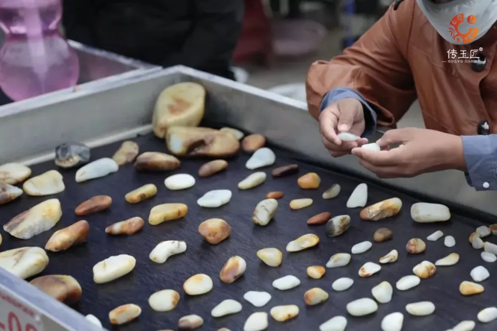 翡翠|小男孩踩坏玉石，遭摊主索赔80万！真“值钱”还是假“碰瓷”？