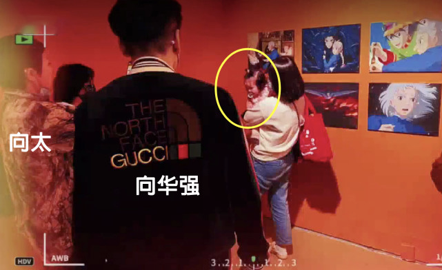 郭碧婷|郭碧婷带女儿购物，Cora穿扮粉嫩软萌可爱，有专人抱娃出行阵仗大