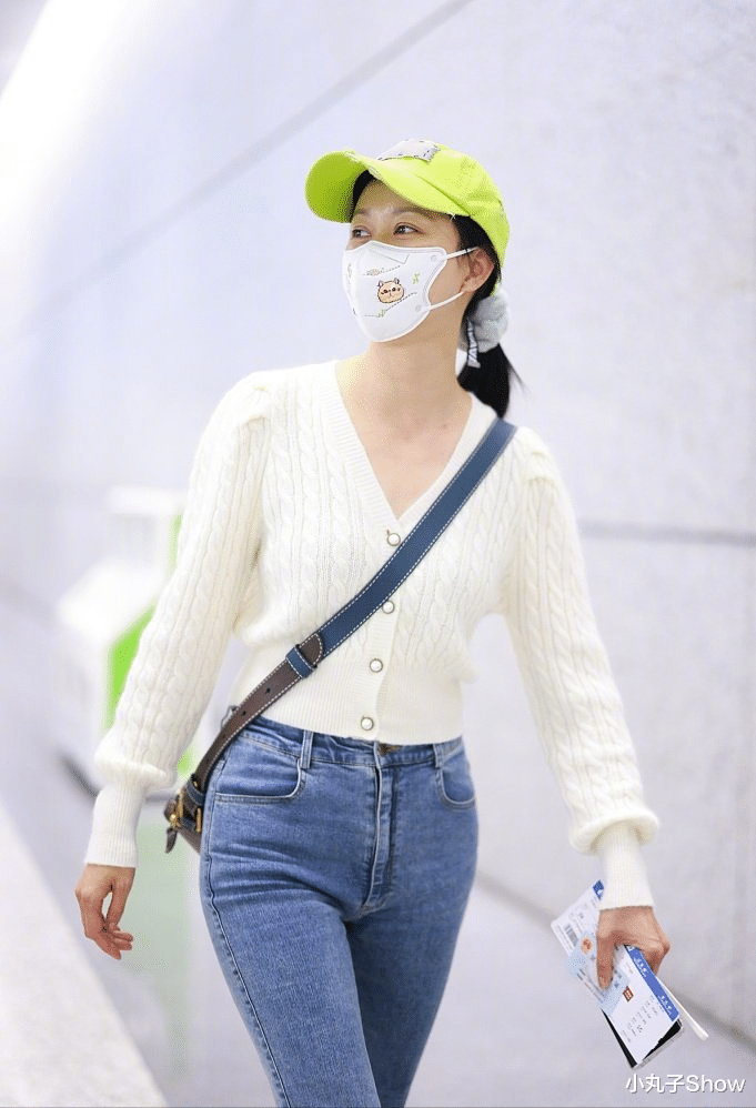 倪虹洁|“祝无双”倪虹洁走机场，冬日大胆穿露脐装，苗条身材不输小姑娘