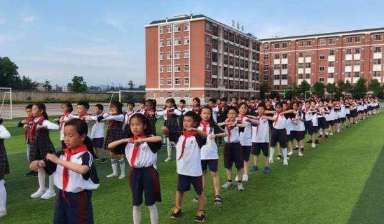 明星|娃娃也内卷？随手拍下一张照片惹人注目，这模样都可以当明星了！