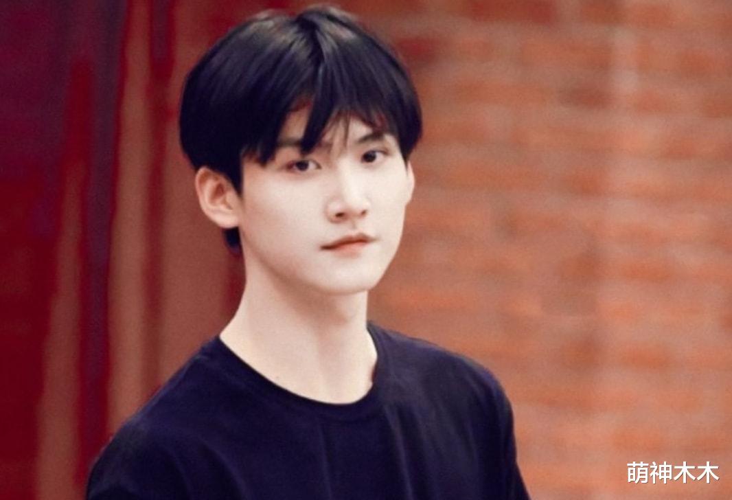 杨幂|杨幂突跟00后男爱豆传绯闻，两人同公司深夜双排，粉丝脱饭怼男方