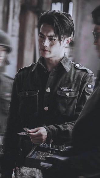 制服|白敬亭「59cm公狗腰」，陈伟霆的「鲨鱼线」，才是内娱帅哥的正确打开方式