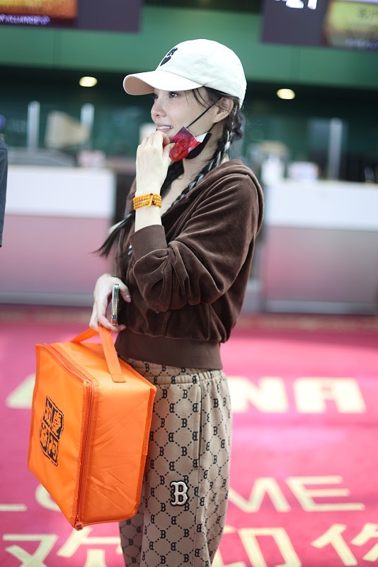 小白爱美搭 李小璐与甜馨穿棕色亲子装，看着更像是“姐妹”，双麻花辫真显嫩