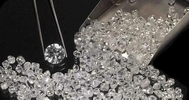 教教你家娃|钻石是骗局吗?垄断多年后,被国内“假货”揭穿,称不值钱?