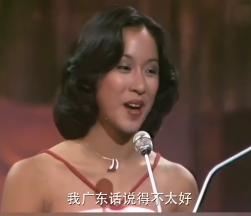 朱玲玲|朱玲玲现身港姐冠军赛，露脐装配绿宝石富气足，肚子高凸撑出一条缝