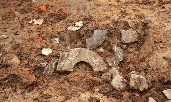 城东李公子吖 三星堆出土青铜鸟脚人像,因为残缺,上面究竟是啥专家有三个推测