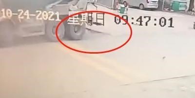 揪心!广东一男子骑车不慎坠入深坑,情况十分危急,现场曝光