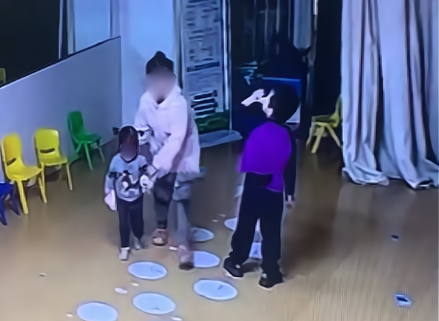 热点微评社 气愤！男孩“猛扇”女童4个耳光，幼儿园：闹着玩呢！