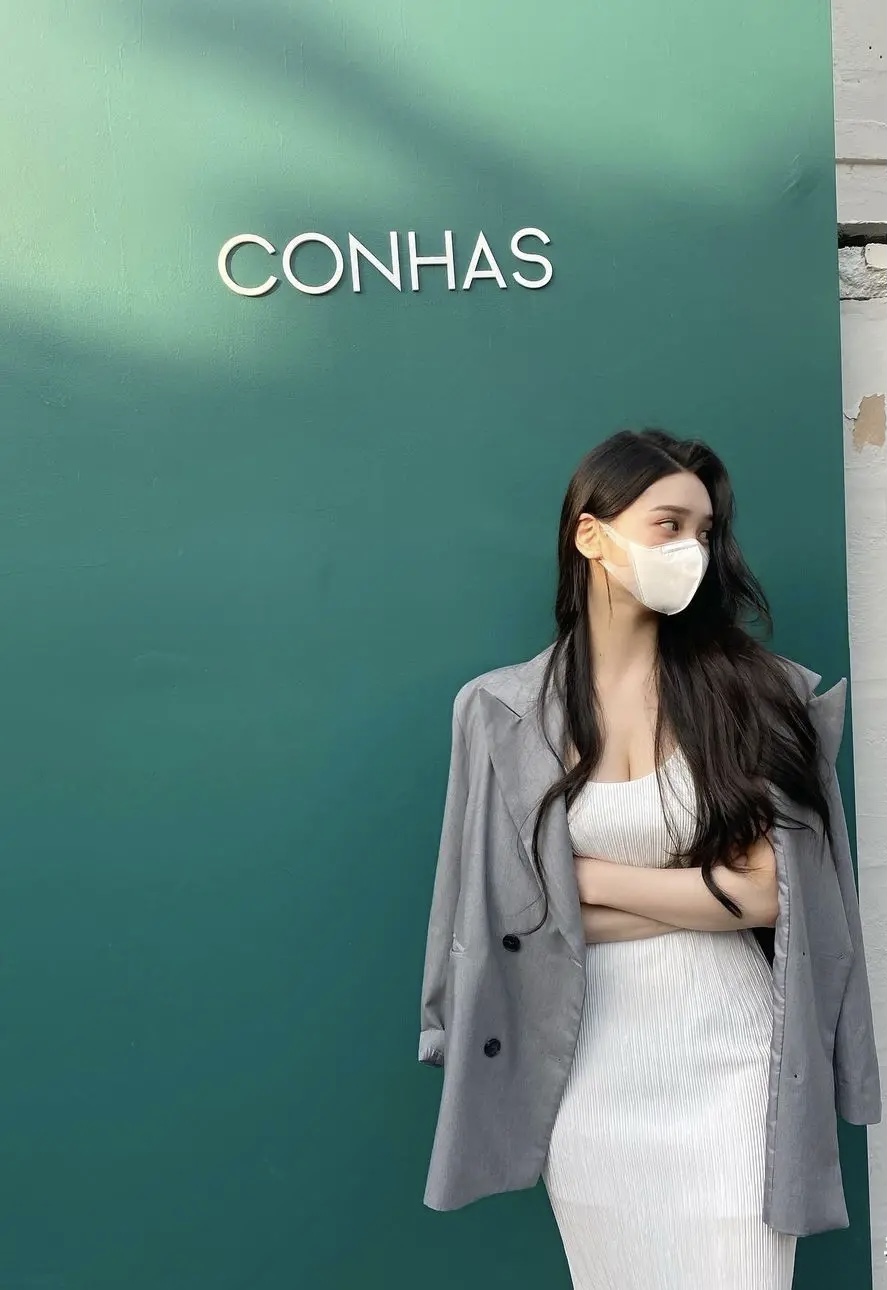 就聊一下|别再单穿吊带裙了,现在的时髦精更喜欢搭配西装外套,精致又时髦