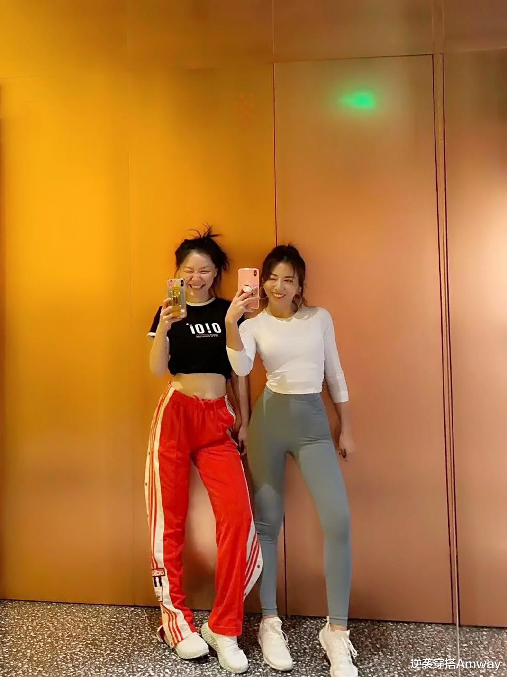 逆袭穿搭Amway|“表情包女孩”金靖，穿吊带裙拍时尚刊，马甲线大长腿一样都不少