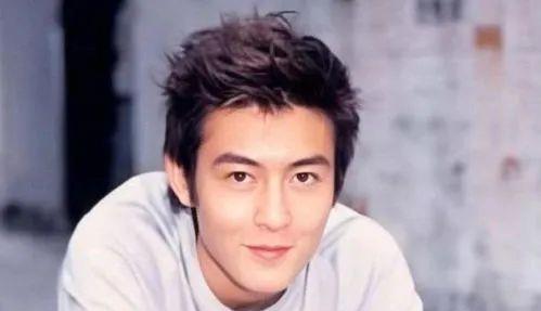 街拍|亚洲十大男神近况，郭富城一家四口甜蜜过节、周润发餐馆独自吃饭