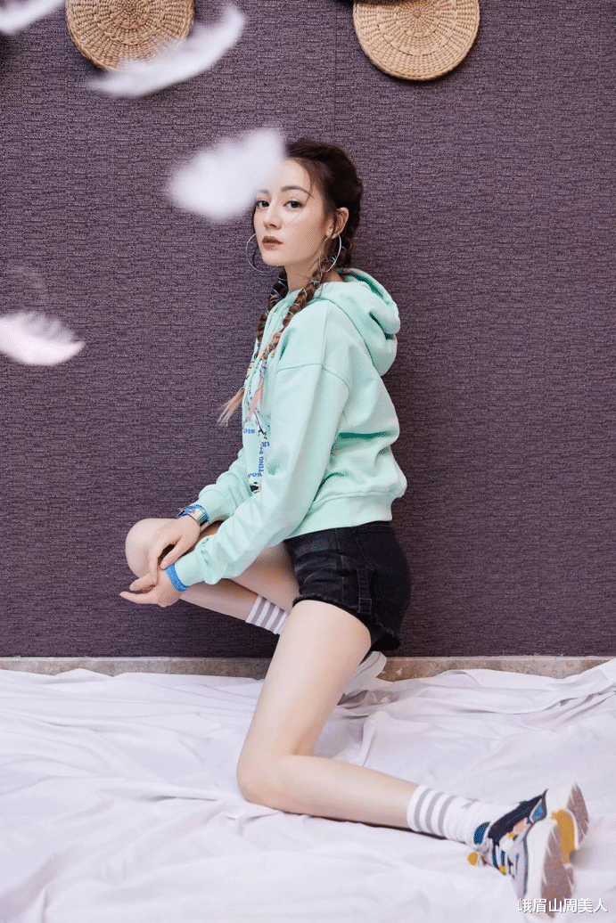 迪丽热巴|?热巴和吴磊同框看着真养眼,“青春”搭配还挺时髦,简单大方