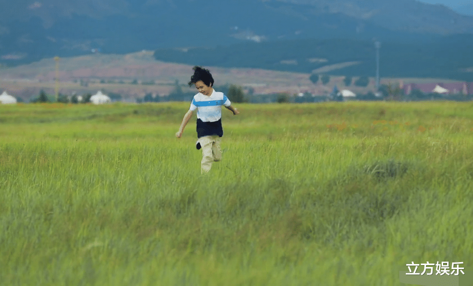 张纪中|张纪中全家5口草原游玩，夫妻俩似两代人，儿子个头快超过妈妈！